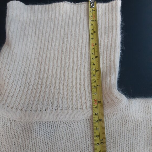 Bay Club SZ M Cream Silk, Angora Rabbit, Nylon & Lambswool Turtleneck Sweater - Picture 10 of 16